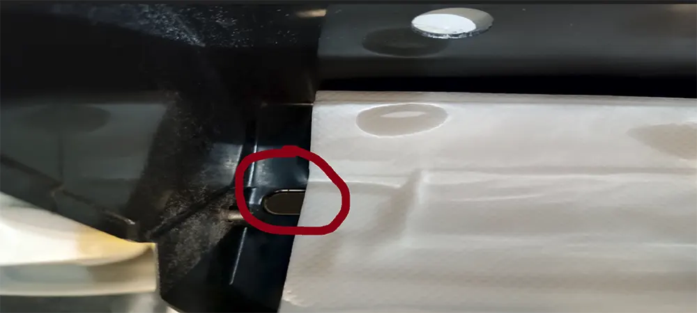 Display of a competitor’s dispenser with uncontrolled towel consumption. The image shows incompatibility between the towels and the dispenser