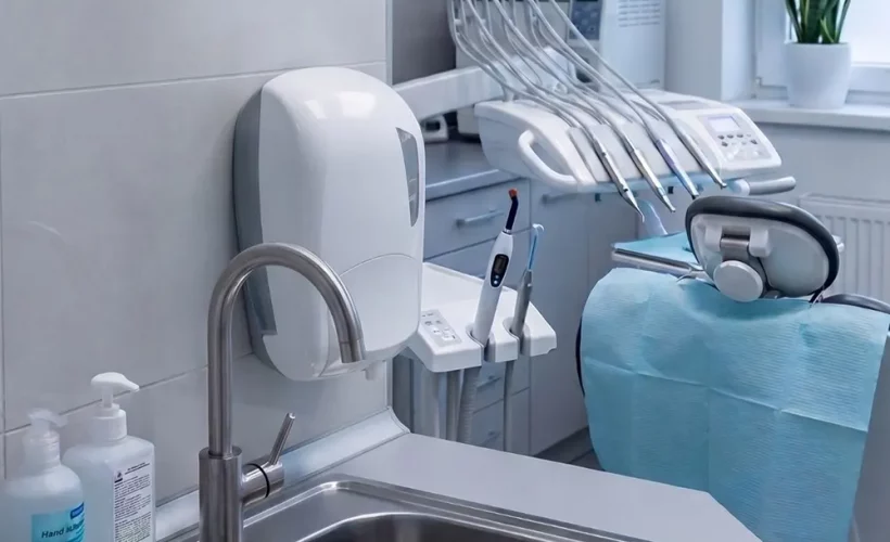 Dispenzeri i papirna galanterija za stomatološke ordinacije: Higijenski protokoli i neophodna oprema - Luu dispanzeri